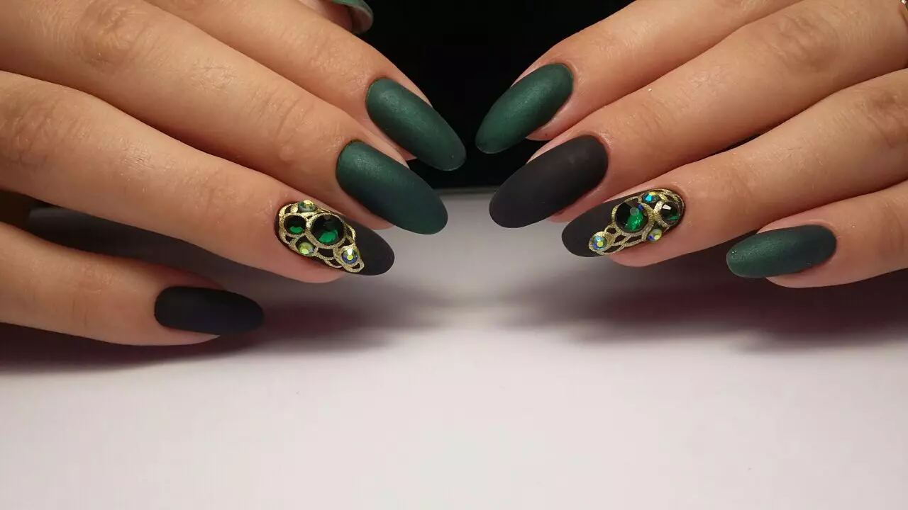 Смарагдовий манікюр (75 фото): дизайн матових нігтів в смарагдовому кольорі 24441_18