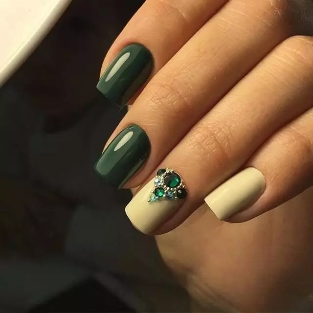 Emerald manicure (75 foto's): Mat spyker ontwerp in smarag kleur 24441_23