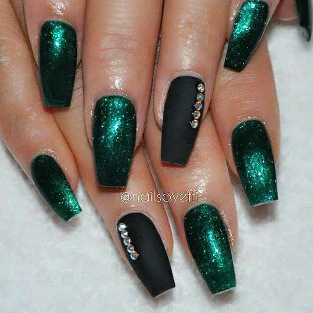 Emerald Manicure (75 foto's): Matte nagelontwerp in smaragdgroene kleur 24441_25