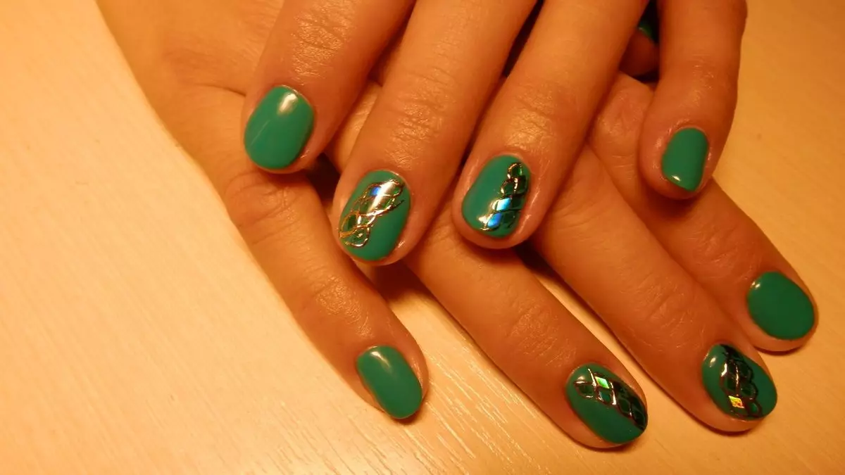 Manicura Emerald (75 fotos): Deseño de uñas mate en cor esmeralda 24441_28
