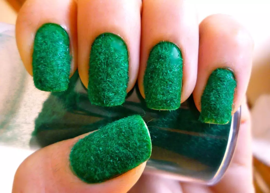 Manicura Emerald (75 fotos): Deseño de uñas mate en cor esmeralda 24441_29