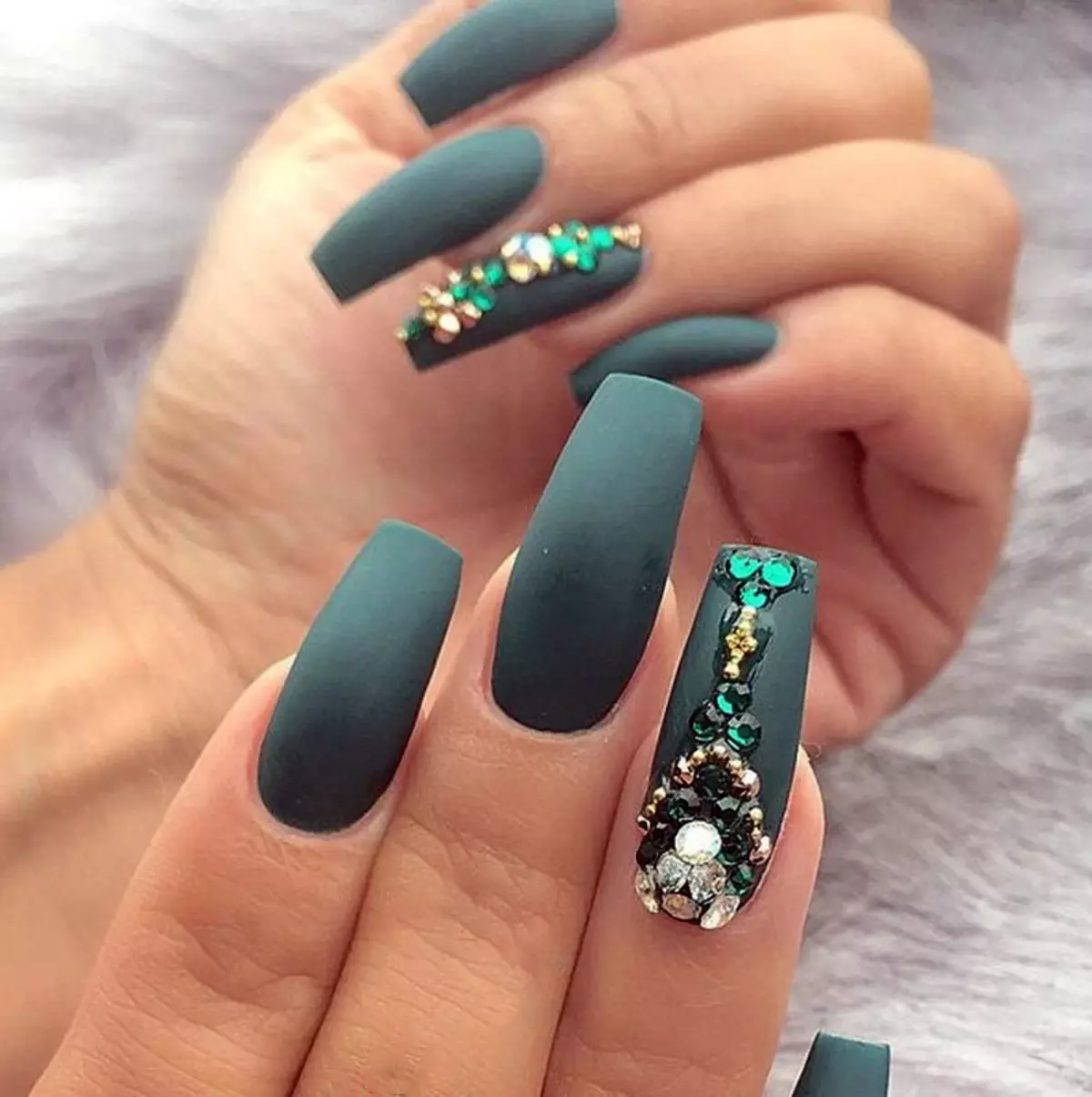 Manicura Emerald (75 fotos): Deseño de uñas mate en cor esmeralda 24441_33