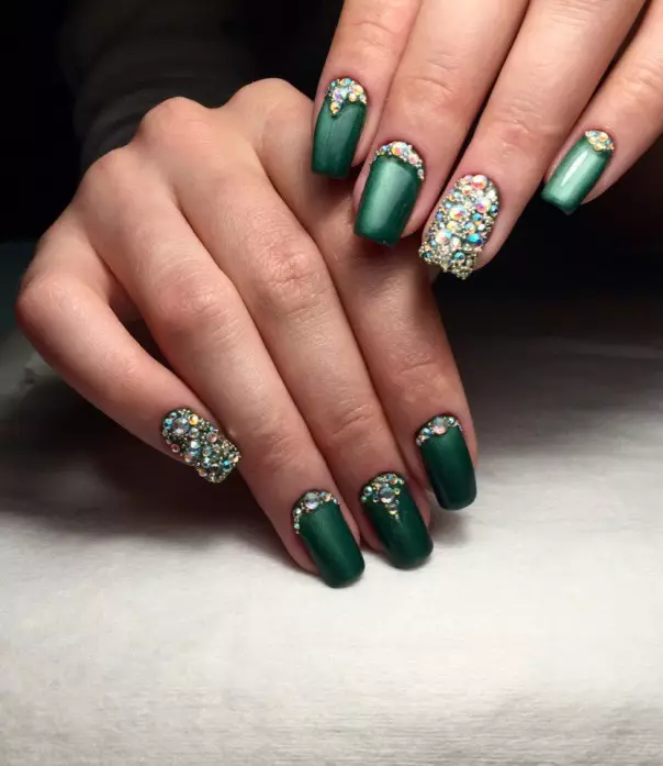 Emerald Manicure (75 foto's): Matte nagelontwerp in smaragdgroene kleur 24441_49