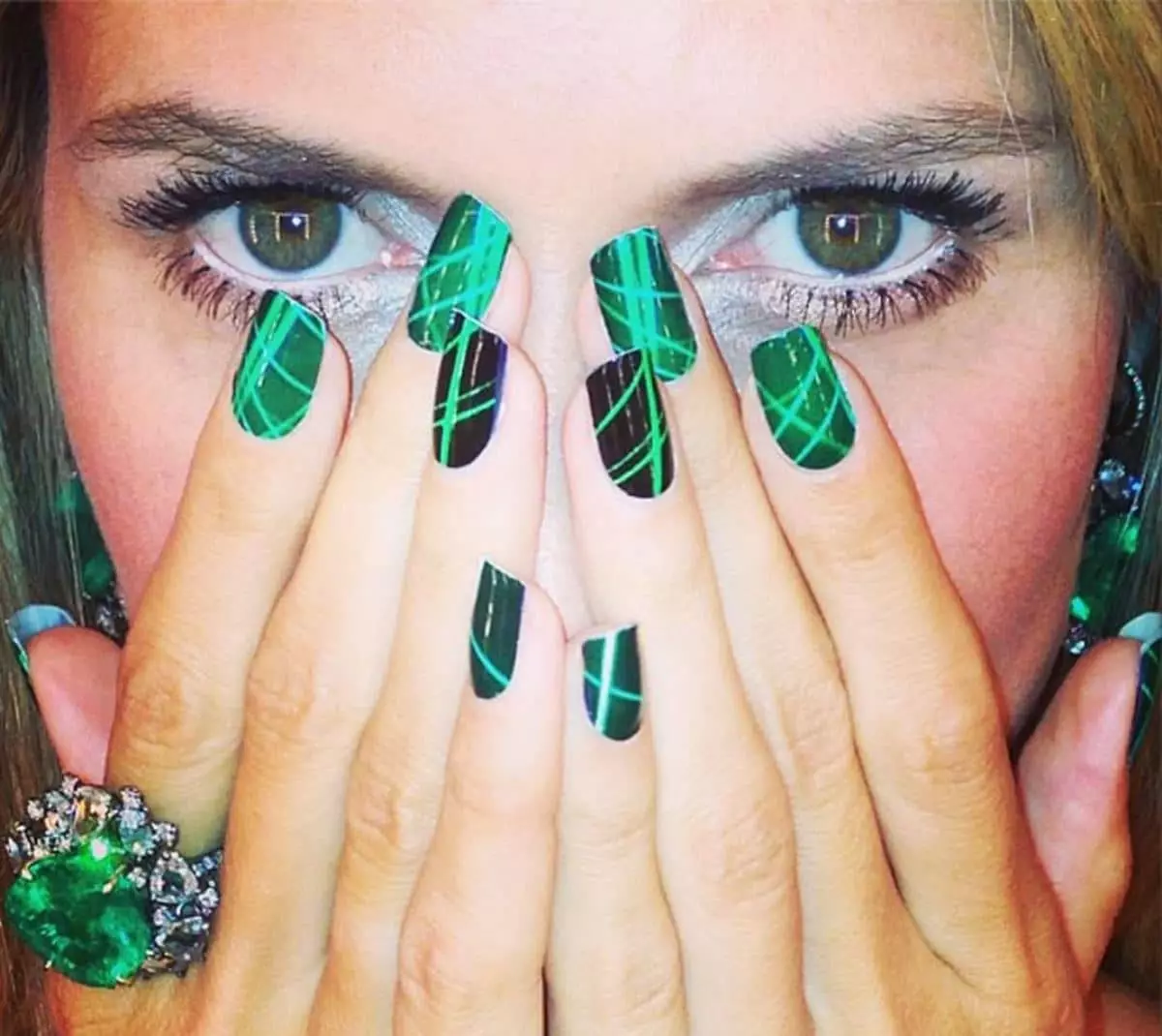 Emerald Manicure (75 foto): Design per unghie opaco in colore smeraldo 24441_5