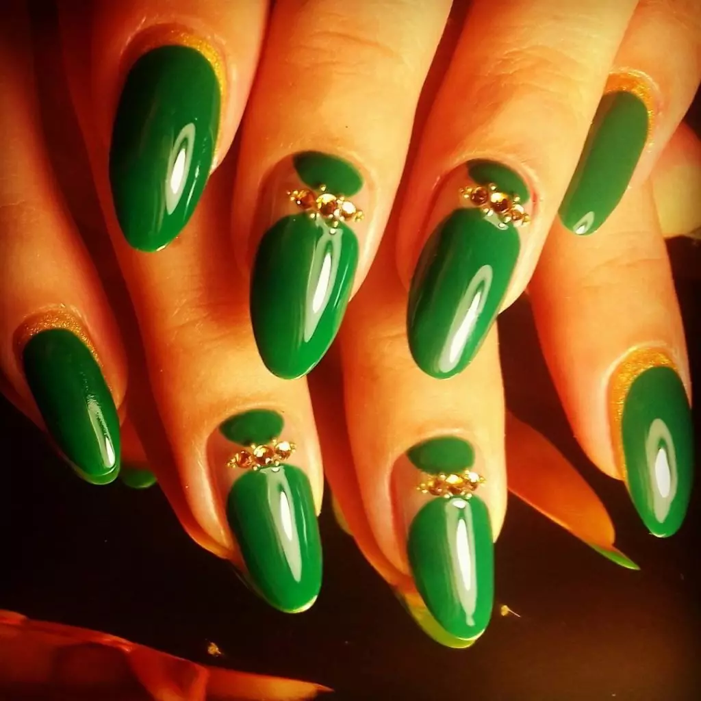 Emerald Manicure (75 foto's): Matte nagelontwerp in smaragdgroene kleur 24441_51