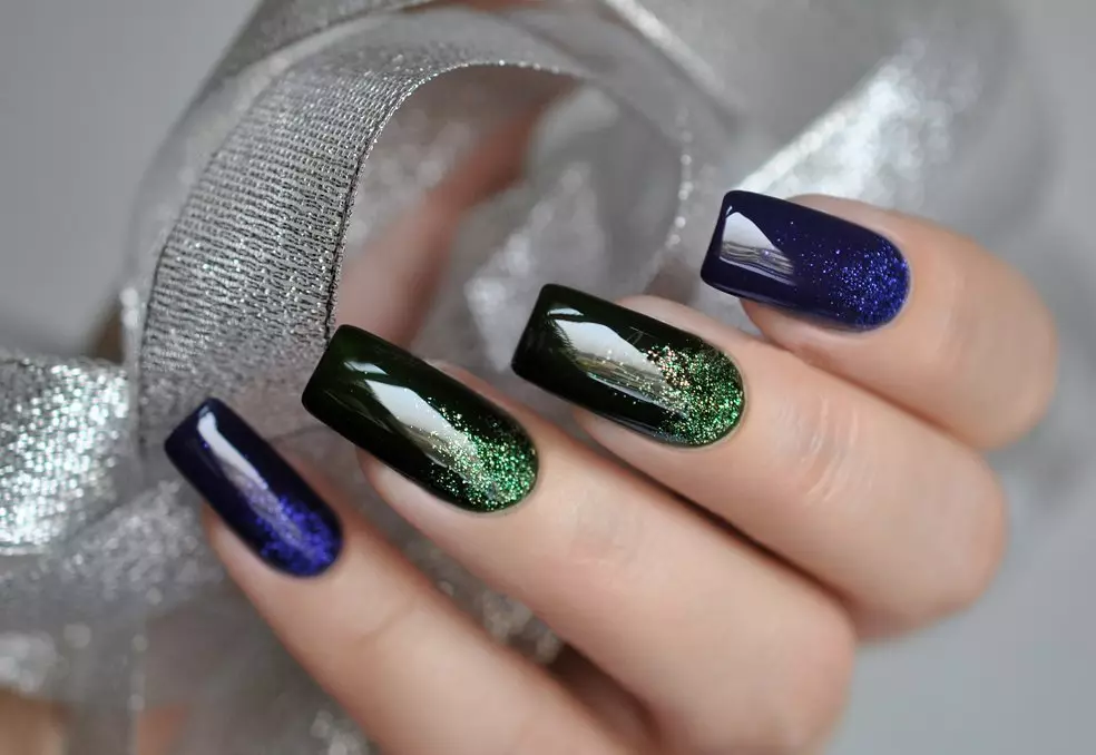 Manicura Emerald (75 fotos): Deseño de uñas mate en cor esmeralda 24441_57