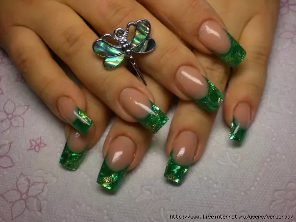 Manicura Emerald (75 fotos): Deseño de uñas mate en cor esmeralda 24441_60