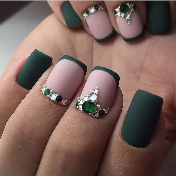 Emerald Manicure (75 foto's): Matte nagelontwerp in smaragdgroene kleur 24441_69