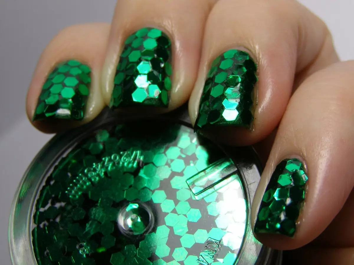 Manicura Emerald (75 fotos): Deseño de uñas mate en cor esmeralda 24441_7