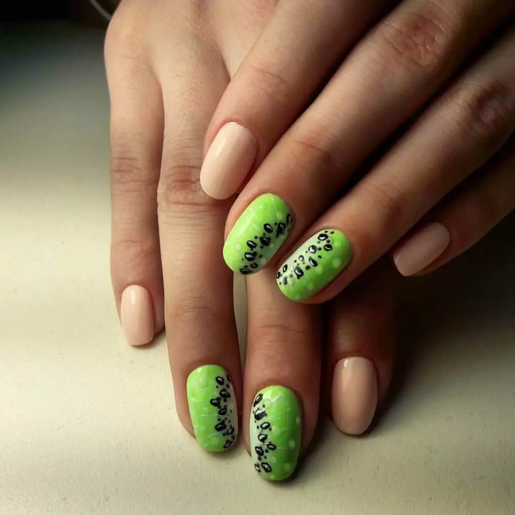 Green Manicure Green (34 foto): Design per unghie con lacca in verde chiaro o colore di menta 24445_12