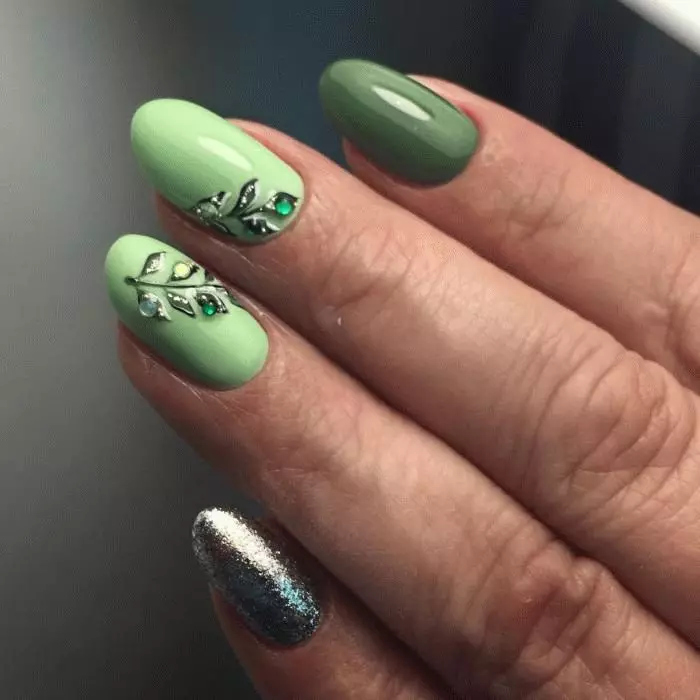 Forsiktig grønn manikyr (34 bilder): Nail design med lakk i lysegrønn eller myntefarge 24445_16