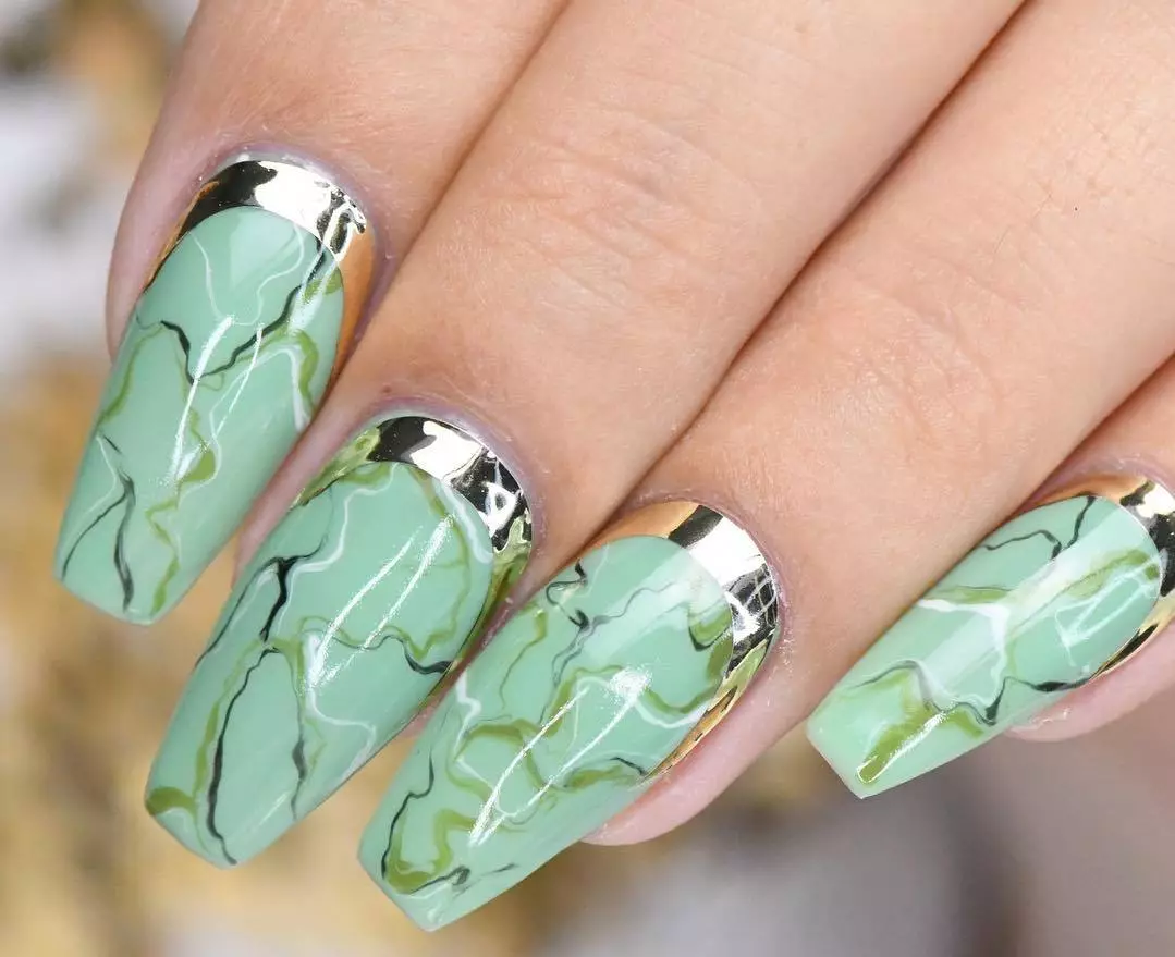 Manicura verde suave (34 fotos): diseño de uñas con laca en color verde claro o de menta 24445_17