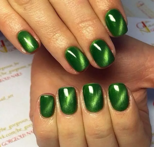 Manicura verde suave (34 fotos): diseño de uñas con laca en color verde claro o de menta 24445_18