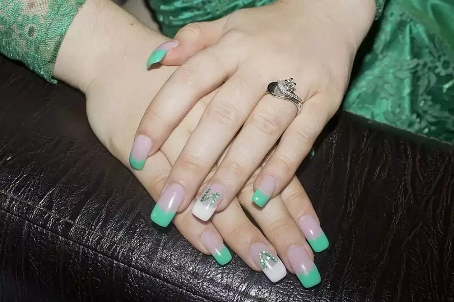 Green Manicure Green (34 foto): Design per unghie con lacca in verde chiaro o colore di menta 24445_2