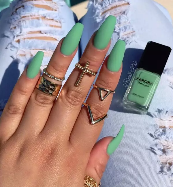 Green Manicure Green (34 foto): Design per unghie con lacca in verde chiaro o colore di menta 24445_22