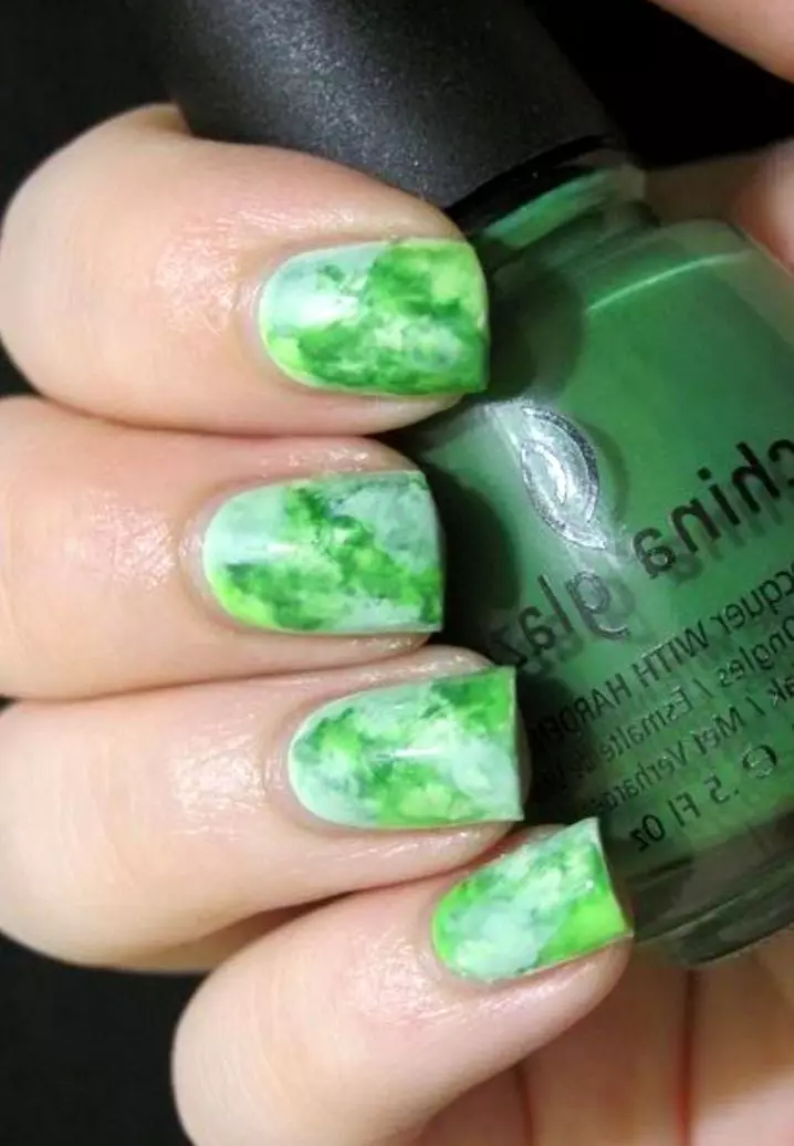 Malumanay na green manicure (34 mga larawan): Kuko disenyo na may lacquer sa light green o mint color 24445_24