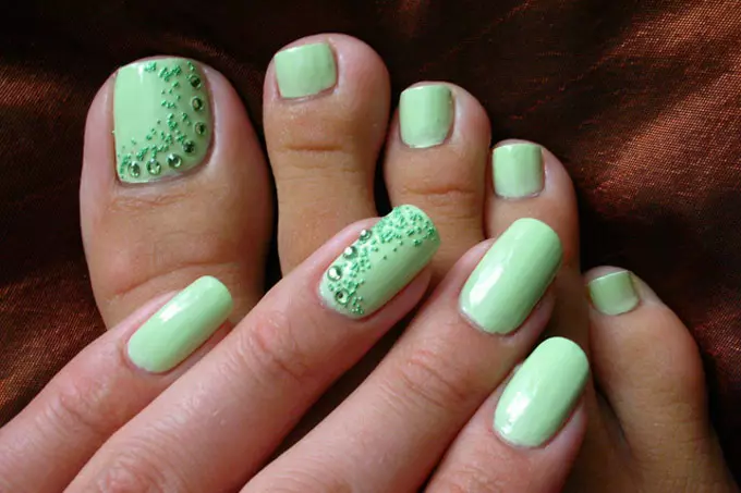 Malumanay na green manicure (34 mga larawan): Kuko disenyo na may lacquer sa light green o mint color 24445_25