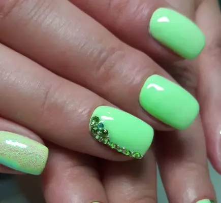 Green Manicure Green (34 foto): Design per unghie con lacca in verde chiaro o colore di menta 24445_26