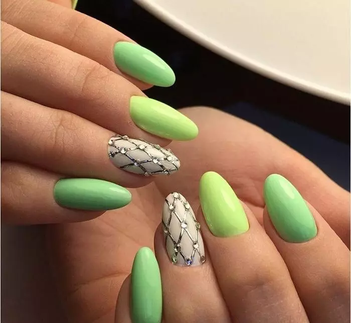 Manicura verde suave (34 fotos): diseño de uñas con laca en color verde claro o de menta 24445_28