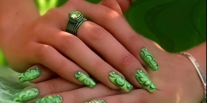 Green Manicure Green (34 foto): Design per unghie con lacca in verde chiaro o colore di menta 24445_3