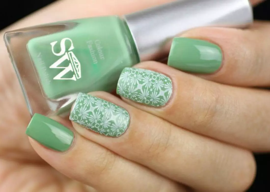 Manicura verde suave (34 fotos): diseño de uñas con laca en color verde claro o de menta 24445_32