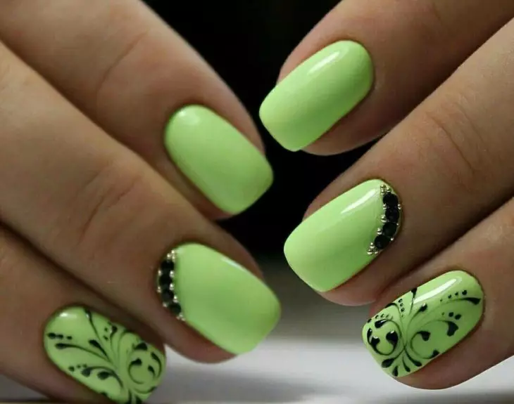 Forsiktig grønn manikyr (34 bilder): Nail design med lakk i lysegrønn eller myntefarge 24445_33