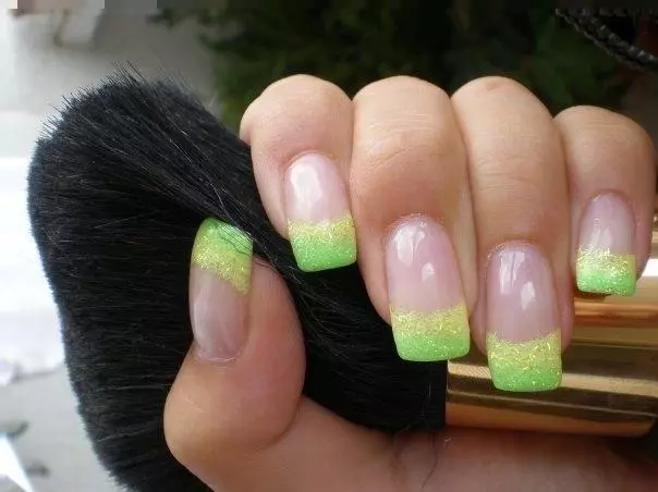 Malumanay na green manicure (34 mga larawan): Kuko disenyo na may lacquer sa light green o mint color 24445_6