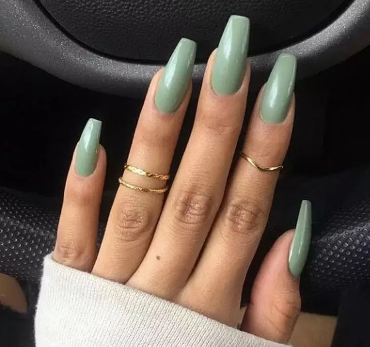 Green Manicure Green (34 foto): Design per unghie con lacca in verde chiaro o colore di menta 24445_8