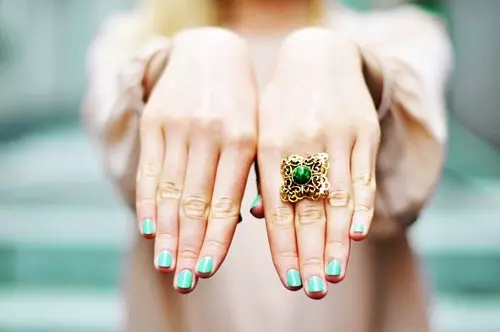 Nježno zelena manikura (34 fotografije): dizajn noktiju sa lakom u svijetloj zelenoj ili boji mente 24445_9