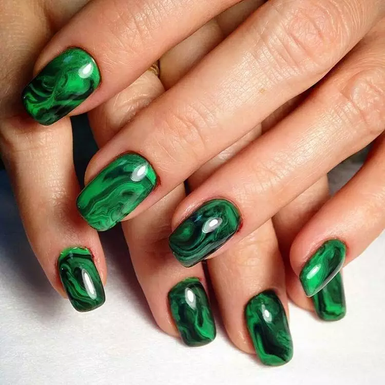 Manicure em cores verdes (38 fotos): características de design de unhas 24447_32