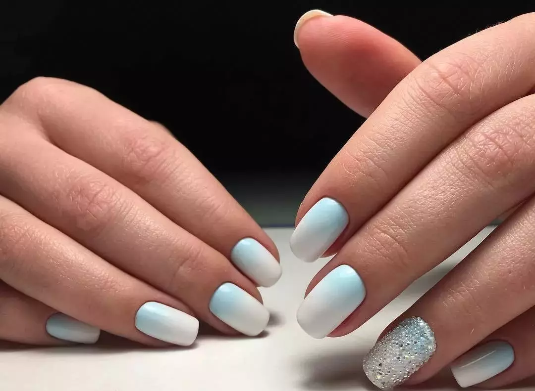 White-Blue Nails (26 Billeder): Manicure Design i blå farver. Hvordan laver du ombre i lys farve? 24453_10