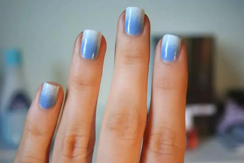 White-Blue Nails (26 Billeder): Manicure Design i blå farver. Hvordan laver du ombre i lys farve? 24453_11