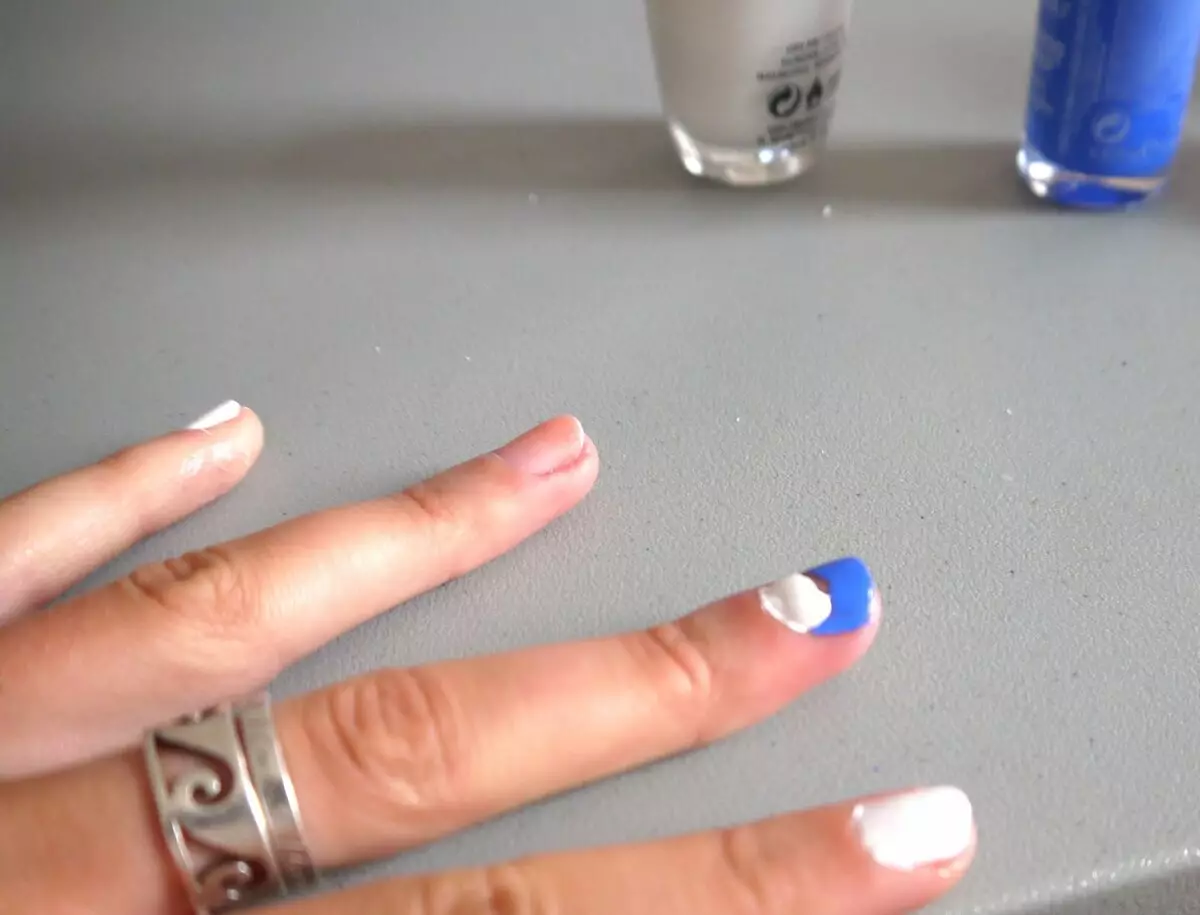 White-Blue Nails (26 Billeder): Manicure Design i blå farver. Hvordan laver du ombre i lys farve? 24453_18