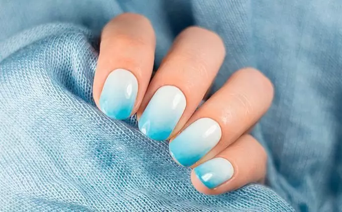 White-Blue Nails (26 Billeder): Manicure Design i blå farver. Hvordan laver du ombre i lys farve? 24453_2