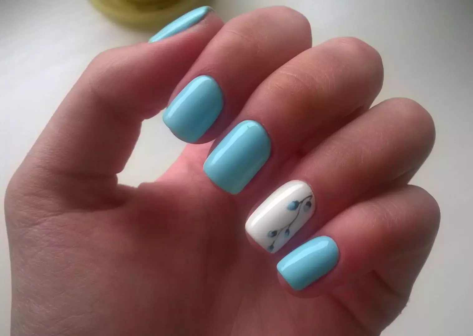 Nails blancos-azules (26 fotos): diseño de manicura en colores azules. ¿Cómo hacer Ombre en color brillante? 24453_3