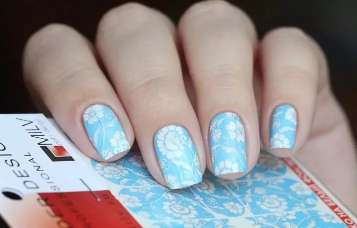 White-Blue Nails (26 Billeder): Manicure Design i blå farver. Hvordan laver du ombre i lys farve? 24453_4