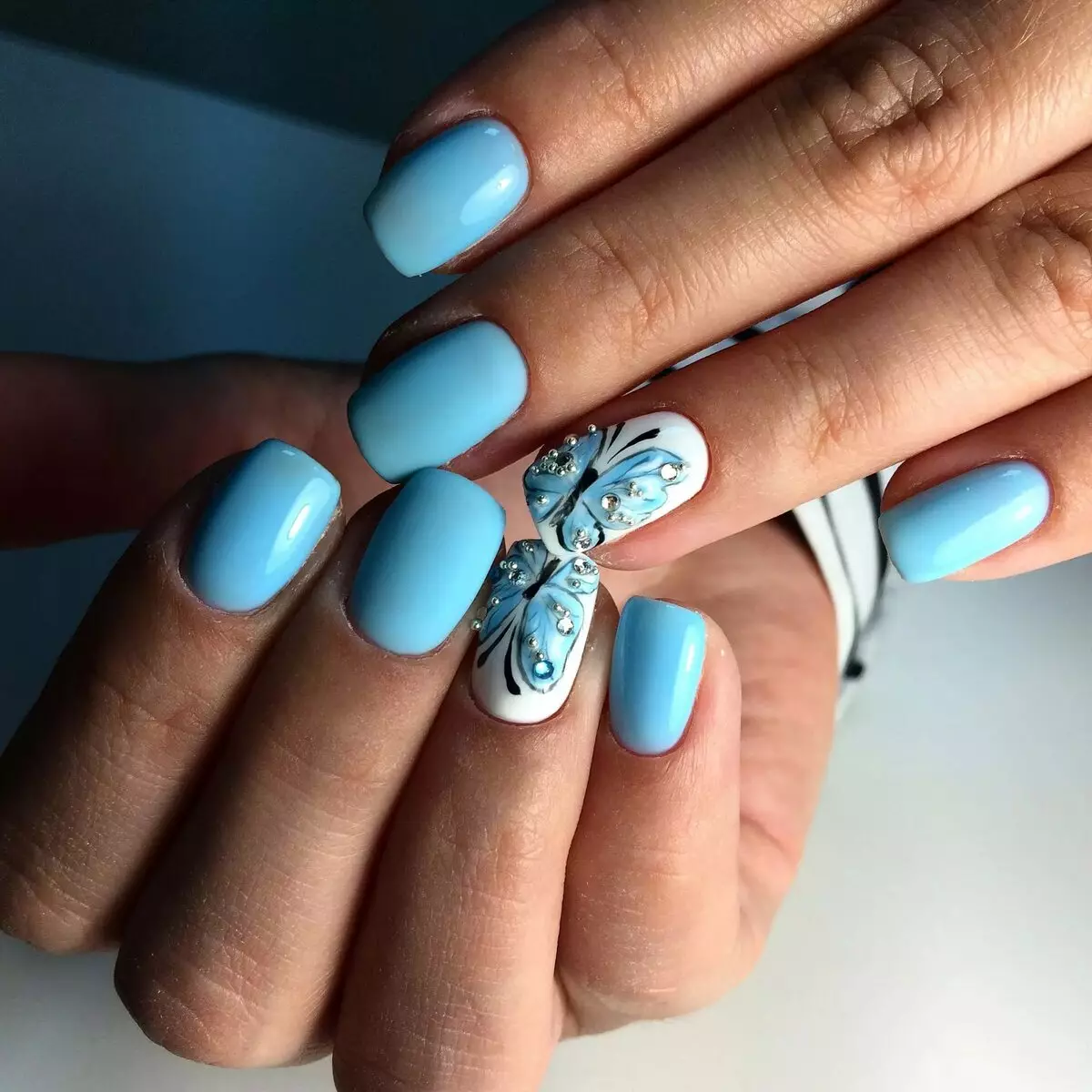Nails blancos-azules (26 fotos): diseño de manicura en colores azules. ¿Cómo hacer Ombre en color brillante? 24453_6
