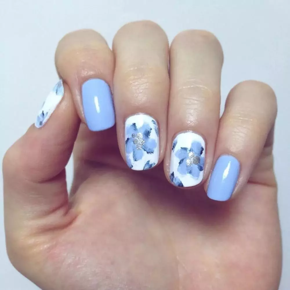 White-Blue Nails (26 Billeder): Manicure Design i blå farver. Hvordan laver du ombre i lys farve? 24453_7