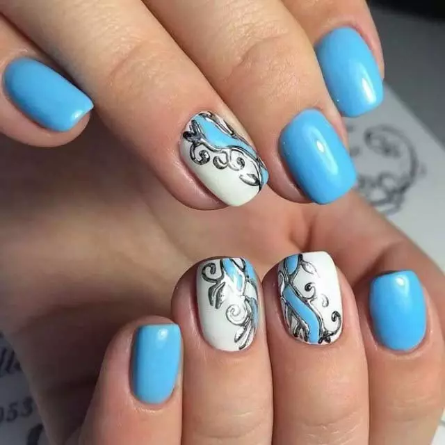White-Blue Nails (26 Billeder): Manicure Design i blå farver. Hvordan laver du ombre i lys farve? 24453_8