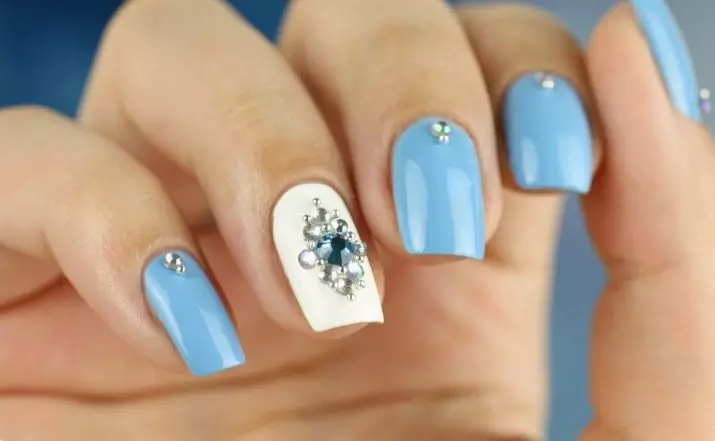 White-Blue Nails (26 Billeder): Manicure Design i blå farver. Hvordan laver du ombre i lys farve? 24453_9