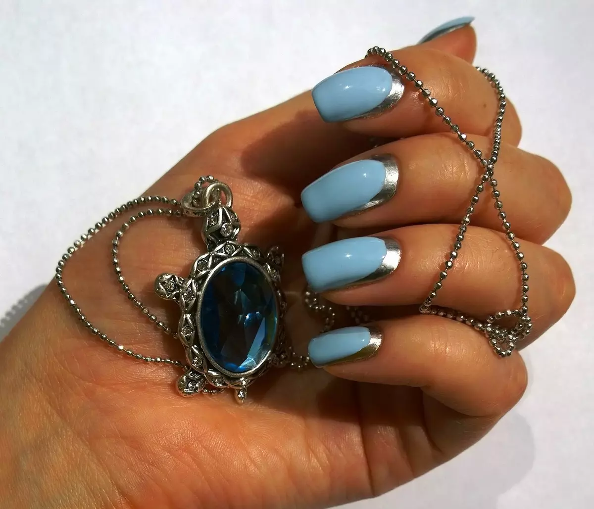 Manucure bleue avec argent (37 photos): gris-bleu design des ongles 24457_20