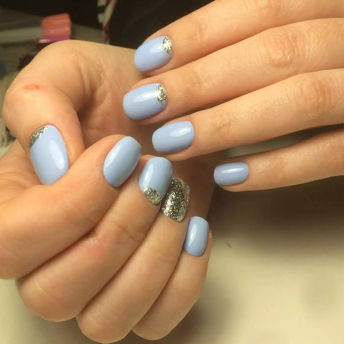 Manucure bleue avec argent (37 photos): gris-bleu design des ongles 24457_9