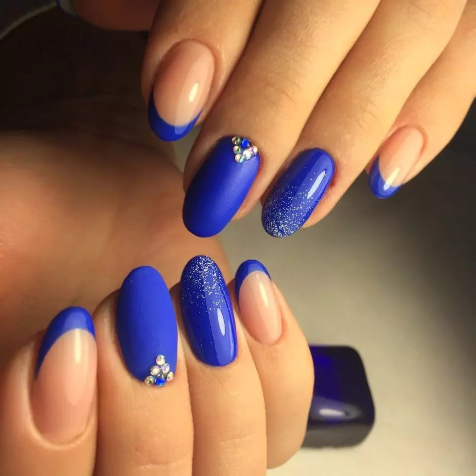 Franch bleu sur les ongles (51 photos): manucure française avec motif et motif, conception dans la laque, les idées et leur mode de réalisation de gamma blanc bleu 24461_2