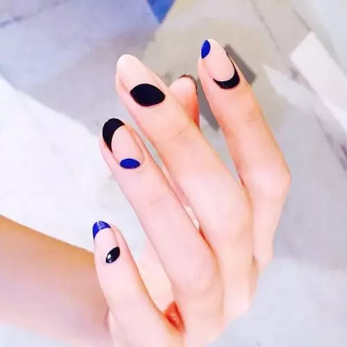 Niebieski franch na paznokciach (51 zdjęć): francuski manicure z wzorem i wzorem, projekt w biało-niebieski lakier Gamma Gamma, pomysły i ich przykład wykonania 24461_23