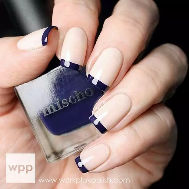 Blå franch om negle (51 billeder): Fransk manicure med mønster og mønster, design i den hvide blå gamma gel lak, ideer og deres udførelsesform 24461_25