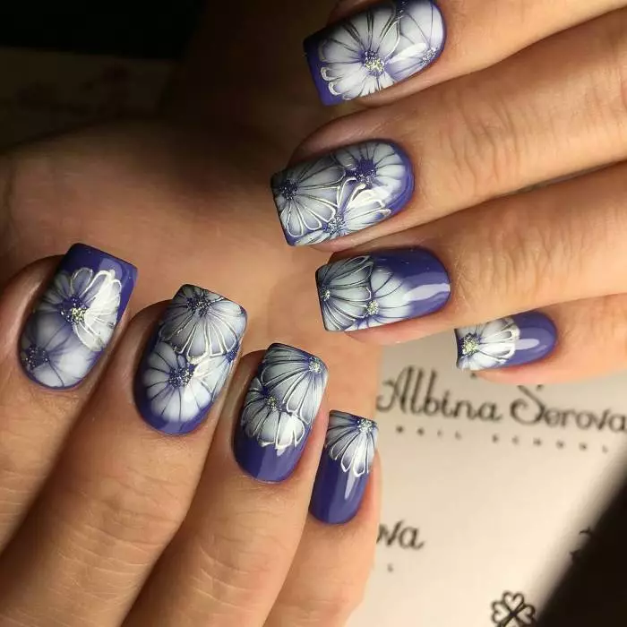 Blue Franch paNails (51 Mifananidzo): ChiFrench manicure neyekutanga uye maitiro, dhizaini mune chena-blue gamma gel lacquer, mazano uye embodiment yavo 24461_32