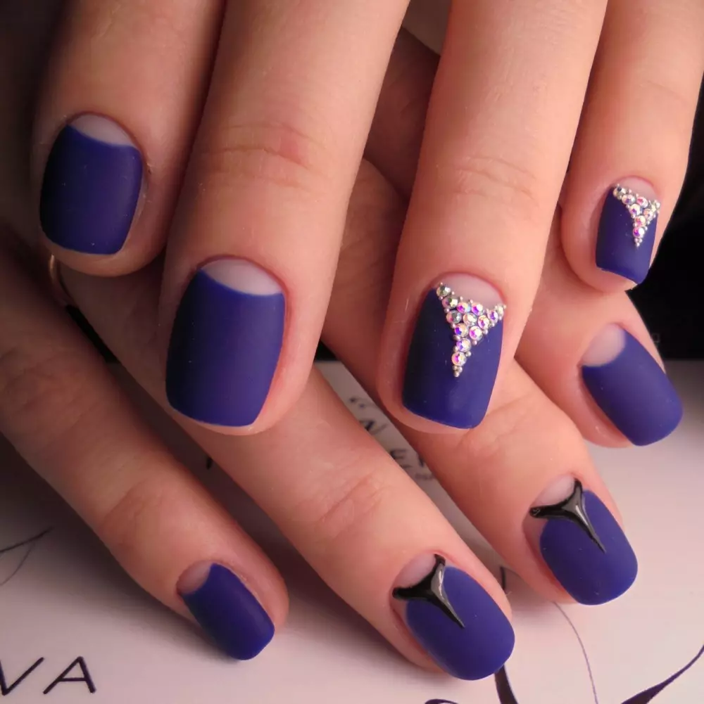Azul Franch on Nails (51 fotos): Manicura francesa con patrón e patrón, deseño no branco-azul Gamma Gel Lacquer, ideas e a súa realización 24461_35