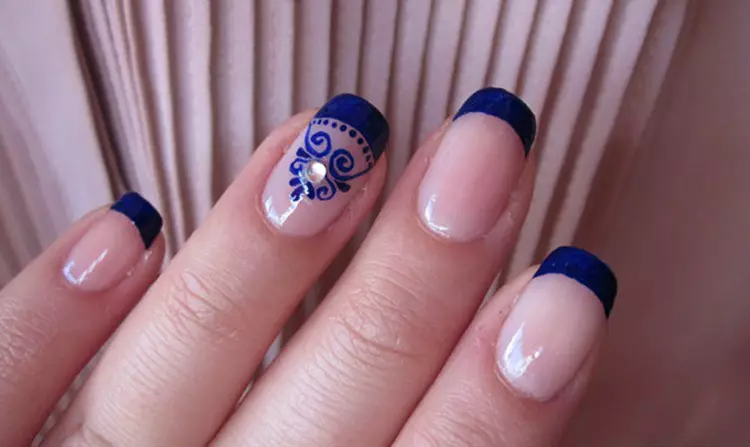 Plava franja na noktima (51 fotografije): francuski manikura s uzorak i uzorak, dizajn u bijelom plavom gama gelu, ideje i njihova utjelovljenje 24461_49