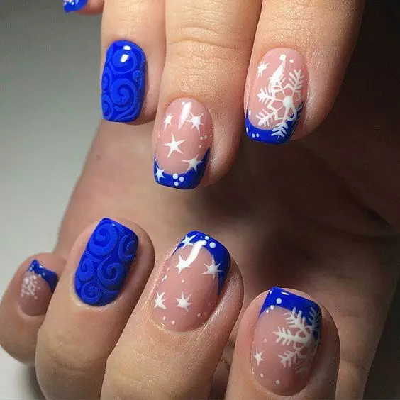 Plava franja na noktima (51 fotografije): francuski manikura s uzorak i uzorak, dizajn u bijelom plavom gama gelu, ideje i njihova utjelovljenje 24461_50
