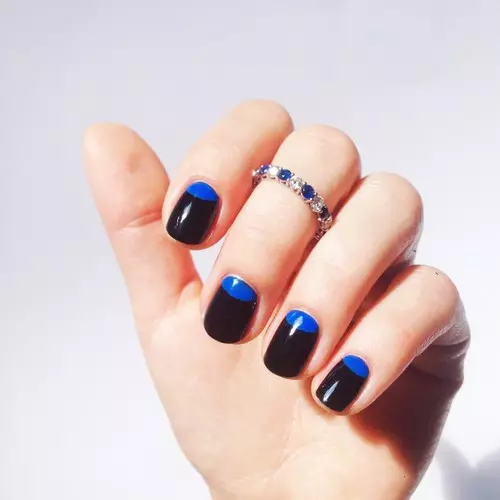 Azul Franch on Nails (51 fotos): Manicura francesa con patrón e patrón, deseño no branco-azul Gamma Gel Lacquer, ideas e a súa realización 24461_7